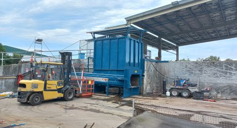 New rubbish compactor in crushing form